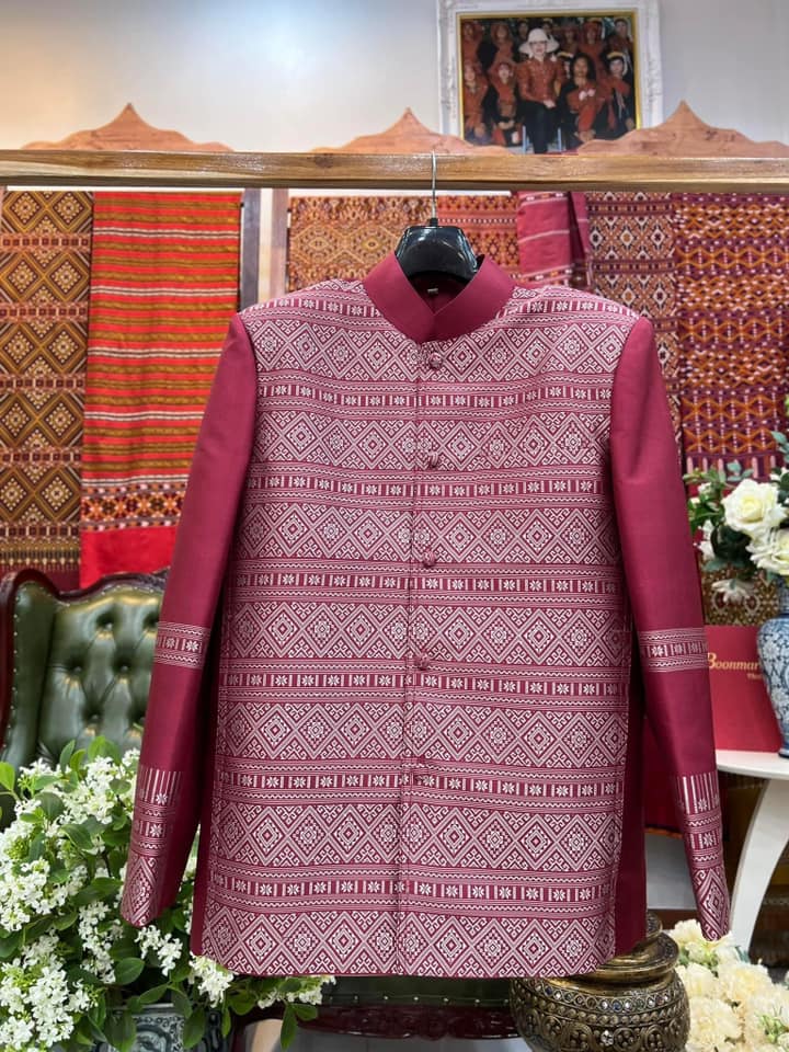 เสื้อสูทคอพระราชทาน แขนยาว ไหมแพรวา สีแดง รหัส DM-BM-1128672