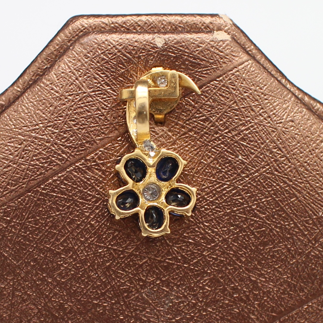 PD25024 จี้ดอกไม้ไพลิน ประดับเพชรแท้ 8 เม็ด 0.12 กะรัต ทองแท้ 90% นน.รวม 1.8 กรัม