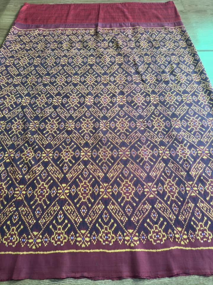 ซิ่น พระตะบอง ผ้าจามทอสามตะกอ ขนาด 117x165ซม พื้นสีแดง รหัส N9-SIL-AJ4