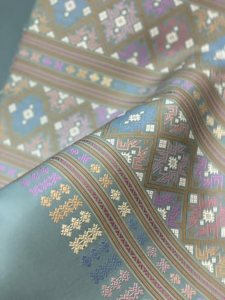 (ผ้าชุด)ไหมแพรวา ตัดชุดลายจกขิดเกาะ ขนาด 63x500ซม (ลาย 2.3เมตร+สีพื้น 2.7เมตร) พื้นสีฟ้า รหัส P10-BM-102468