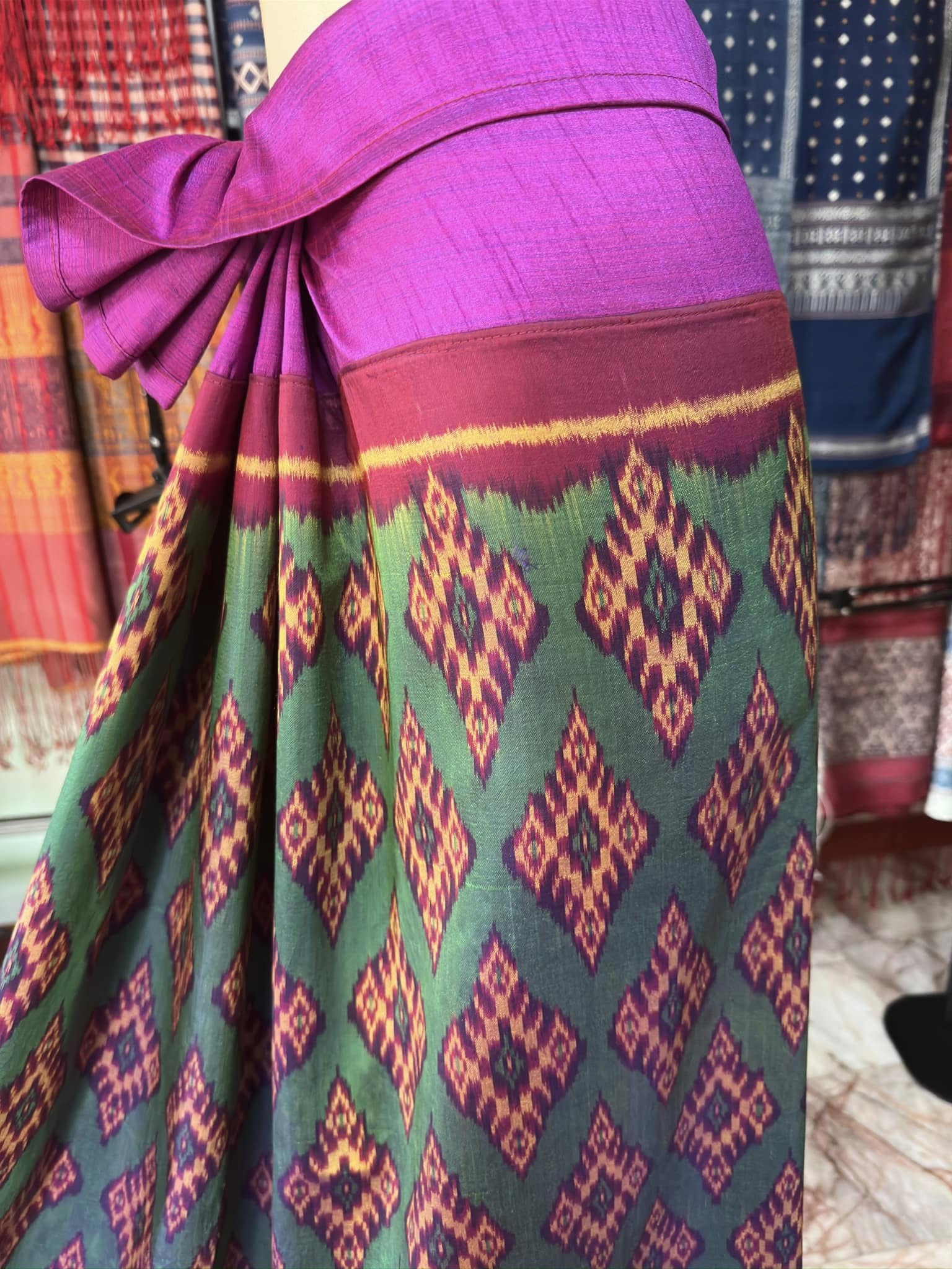 ซิ่น พระตะบอง ผ้าจามทอสามตะกอ ขนาด 114x180ซม สีเขียว รหัส N9-SIL-AJ20