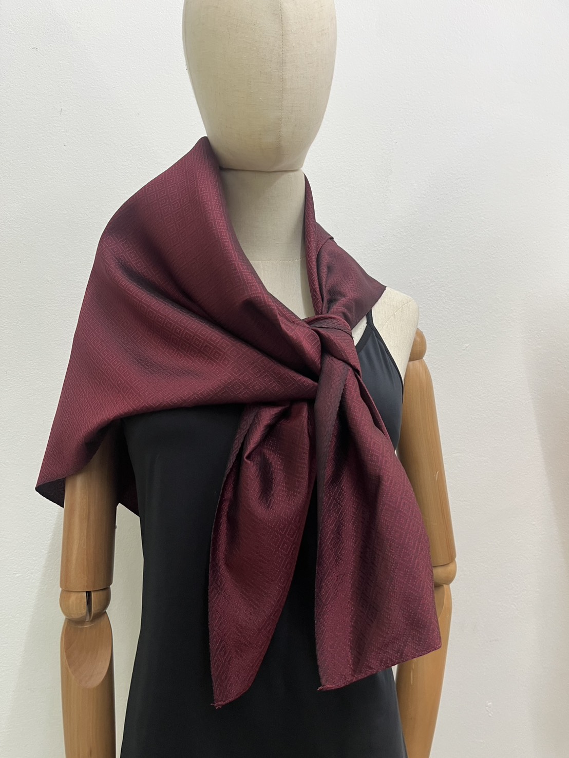 สั่งตัด ผ้าคลุมไหล่ ผ้าไหม สีพื้น เนื้อยกดอก ขนาด90x100ซม. | เลือกสีและลายผ้าได้ รหัส CUT-112668