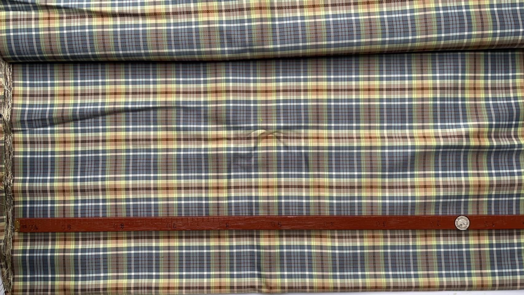 ผ้าไหมลายสก็อต เนื้อเรียบ สีเทาสลับเขียว ตัดขายเป็นเมตร รหัส A8-76-P4128