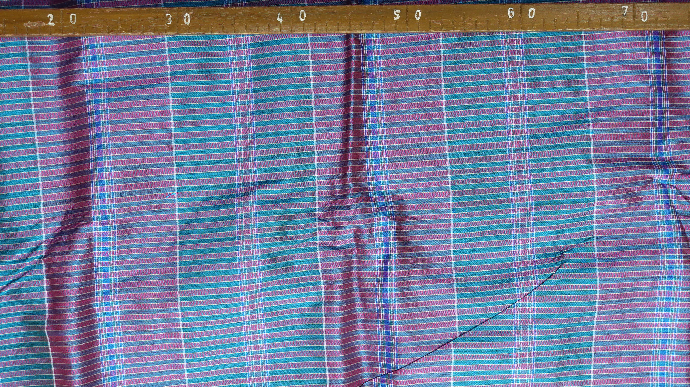 ผ้าไหมโสร่ง ไหมแท้ ลายหางกระรอก สีน้ำเงินสลับคละสีม่วง (ราคาต่อเมตร) รหัส R1B-NY-012468106