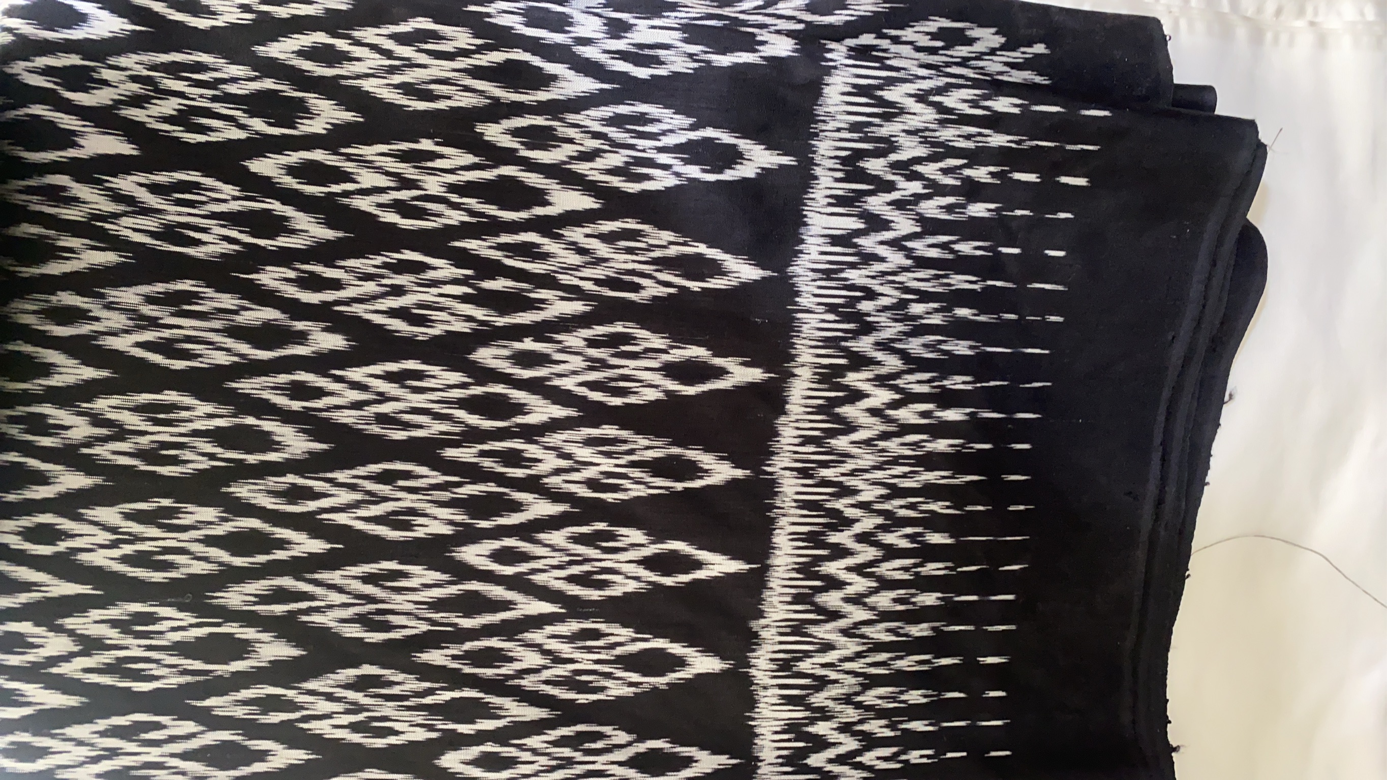 (ผ้าชุด)ไหมมัดหมี่ สองตะกอ ไหมแท้ (ผ้าลาย2หลา+สีพื้น2หลา) สีดำ รหัส M2B-148-112668