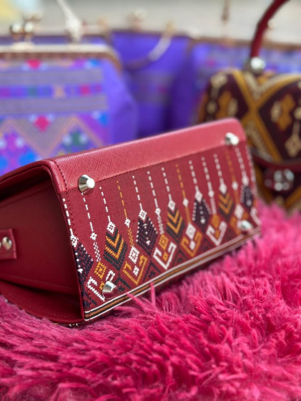 กระเป๋าถือผ้าไหมแพรวา ขนาด 20x14x10ซม. ลายนาคหัวชุมอุ้มดาว ดอกใบบุ่น ขอก่าย งูลอย พื้นสีแดง รหัส GLC-PT-0515680