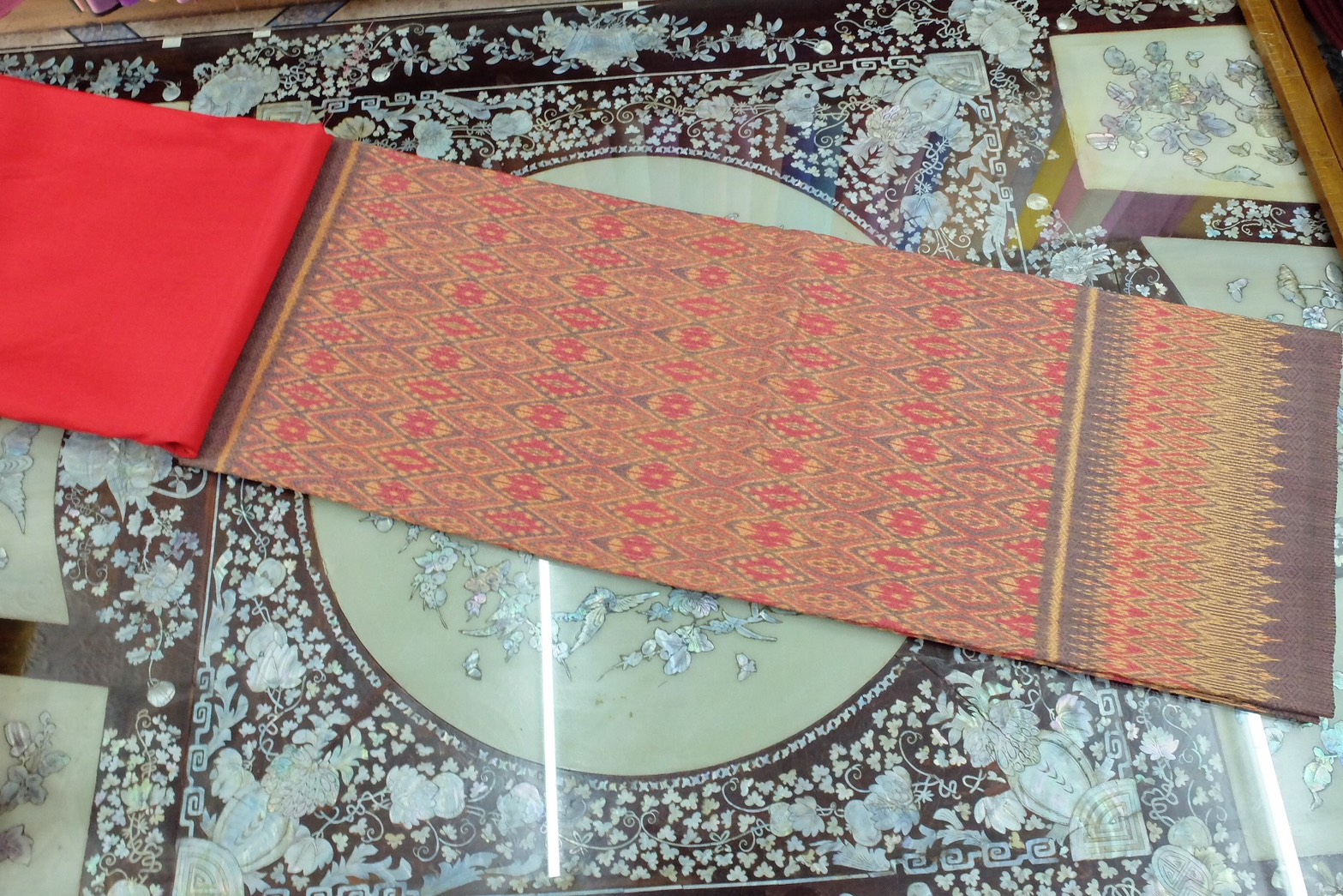 (ผ้าชุด)ผ้าไหมมัดหมี่ ยกดอกลูกแก้ว สีธรรมชาติ (ผ้าลาย 2เมตร+สีพื้น 2เมตร) เฉดสีแดงทอง รหัส L8A-ST-0310686