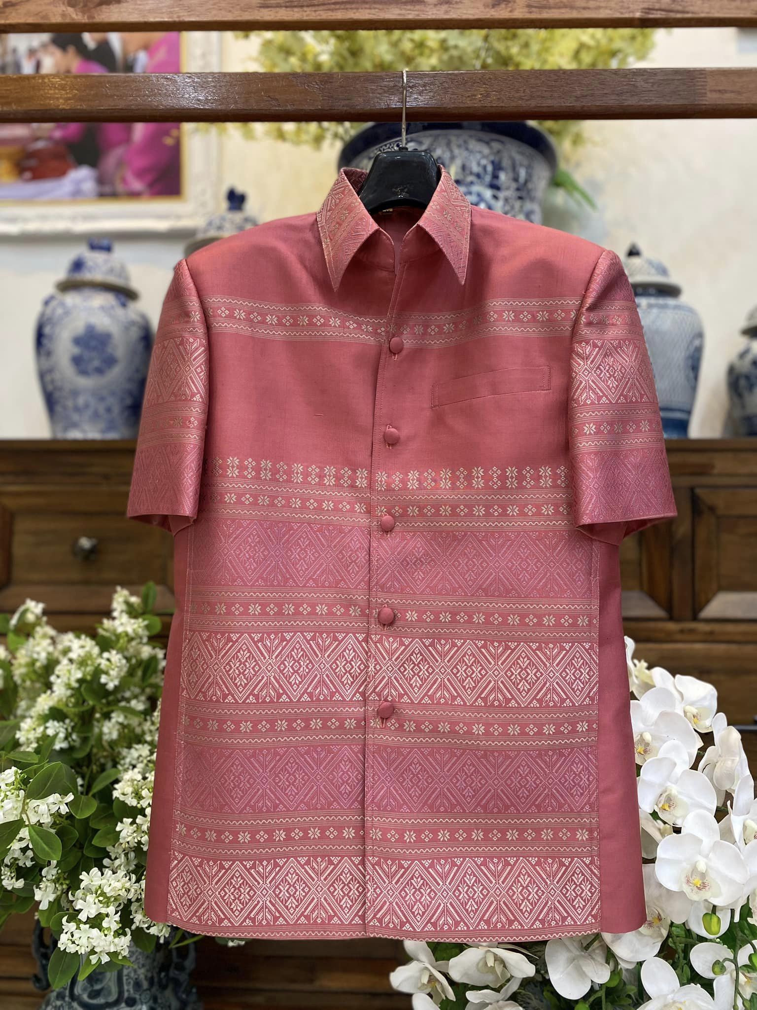 เสื้อสูทไหมแพรวา แขนสั้น พื้นสีชมพูกะปิ เลือกไซส์ รหัส DR-BM09296611009