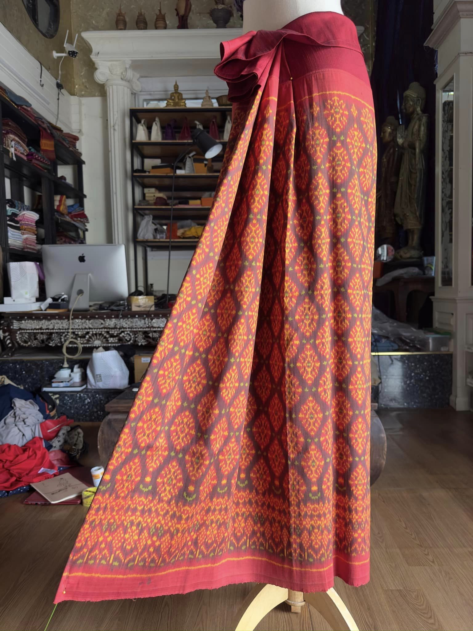 ซิ่น ไหมพระตะบอง มัดหมี่ 3ตะกอ ขนาด 115x170ซม ลายกูมเพิง สีส้มเหลือง รหัส N9-SIL-JJ31