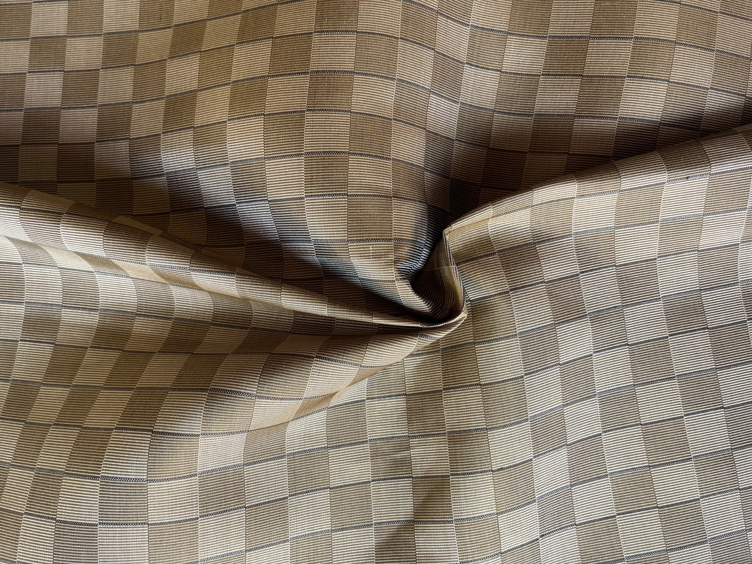 ผ้าไหมลายเกล็ดเต่า ไหมแท้ สีน้ำตาลกาแฟ ขายตามความยาวหลา รหัส R1D-76-01296812