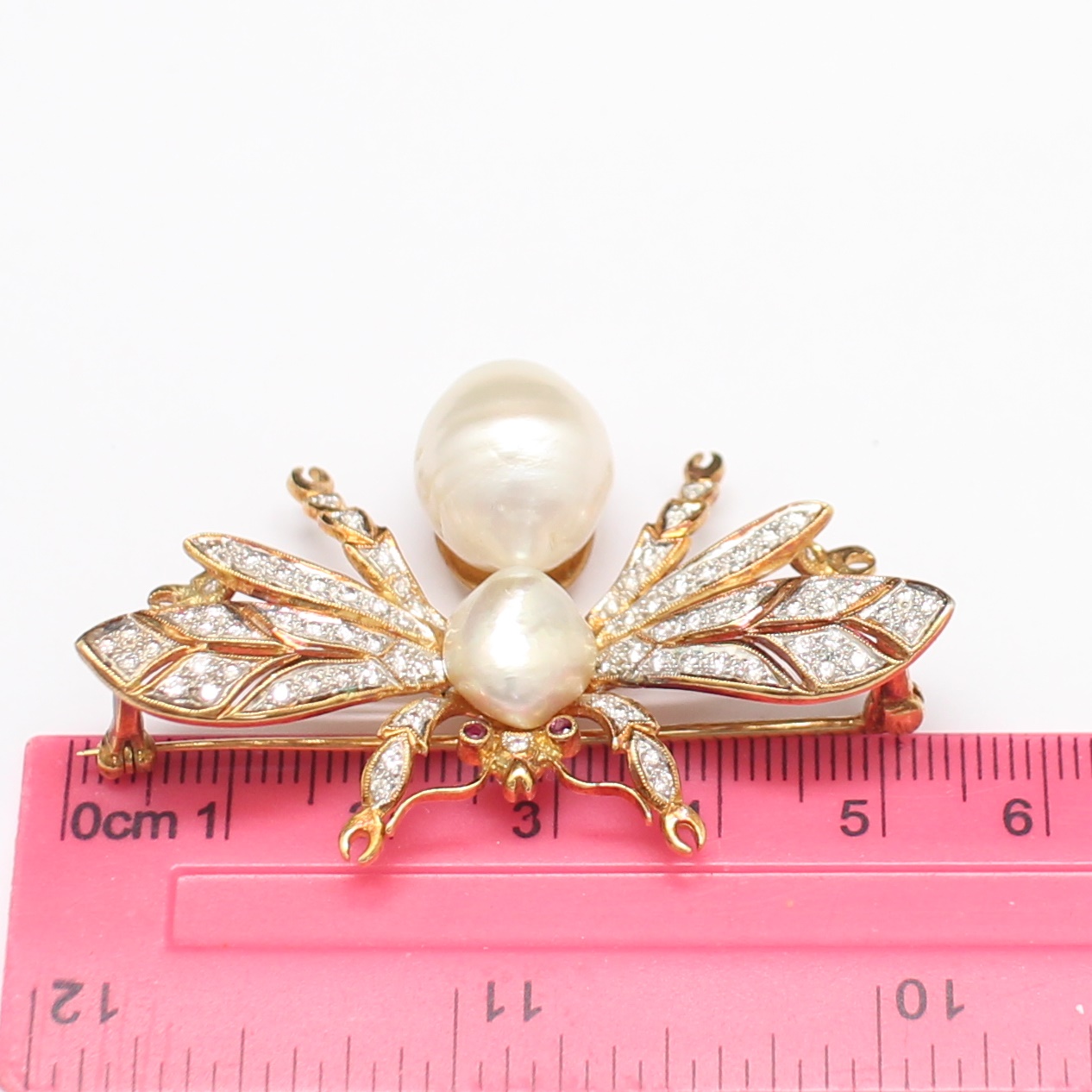 CL25015 เข็มกลัดผึ้งมุกเซ้าซี ประดับเพชรรวม 1.10 กะรัต ทองแท้ 18k นน.รวม 15.6 กรัม งานสวย ตัวใหญ่