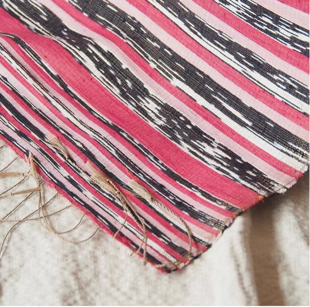 ผ้าคลุมไหล่ ไหมมัดหมี่น้ำไหล ขนาด 58x215cm พื้นสีคละสี L5A-CT-103291