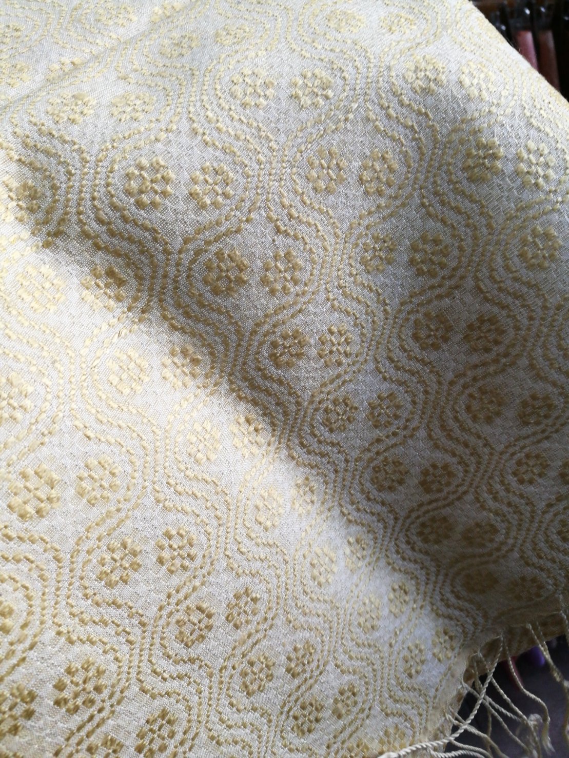 ผ้าคลุมไหล่ ไหมแท้ ยกดอกก้นหอย เนื้อหยาบนุ่ม ขนาด 60x190ซม. เฉดสีครีมเหลืองอ่อน รหัส ZYG-NY0816661712