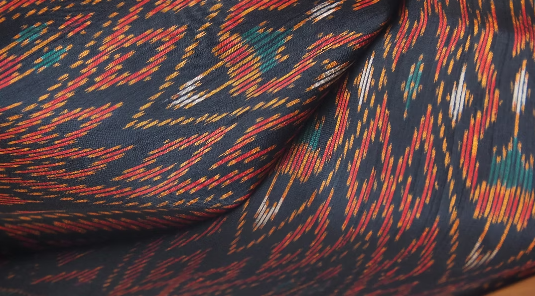 ซิ่น ผ้าไหมมัดหมี่ ไหมบ้าน ขนาด 1x2หลา พื้นสีดำ รหัส CISP-CT-103089