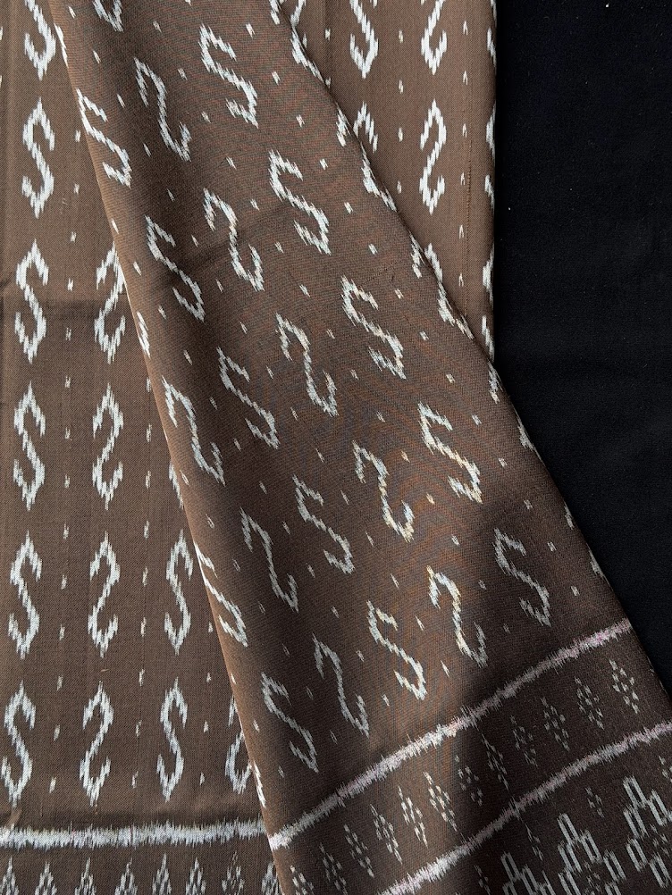 ซิ่น ผ้าไหมมัดหมี่ 3ตะกอ ขนาด 1x2 เมตร ลายขอพระราชทาน สีน้ำตาล รหัส PCS-NY-11226819