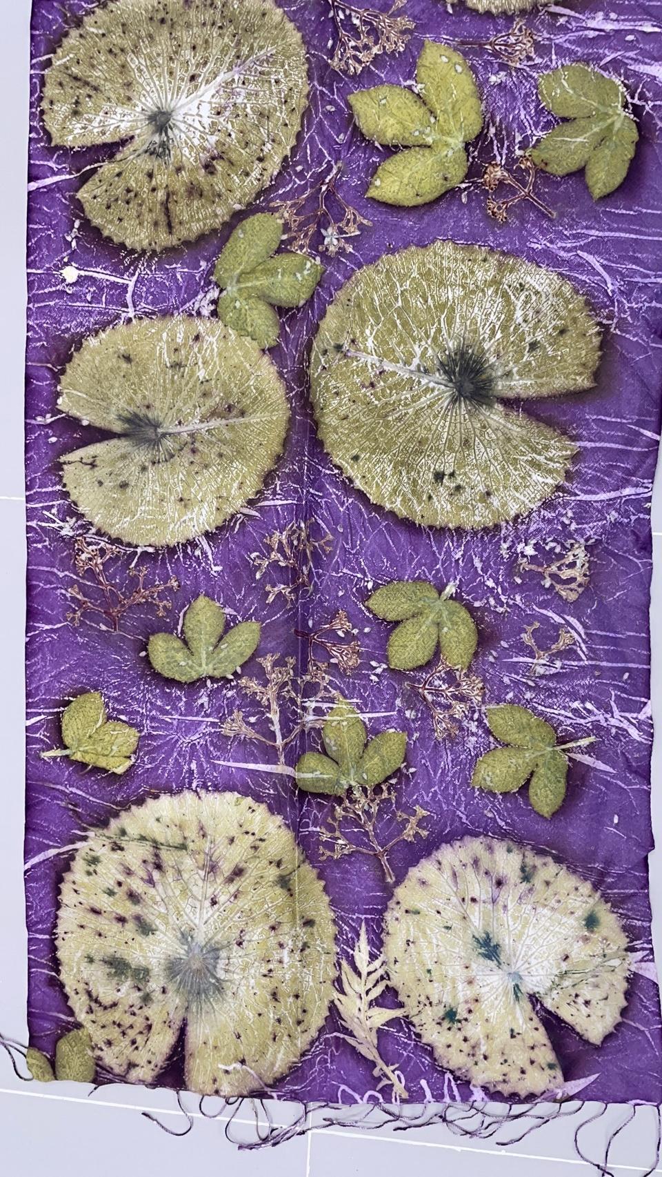 ผ้าคลุมไหล่ผ้าไหม Eco print เนื้อยกดอก มีชายครุย ขนาด 60x180ซม. สีม่วง รหัส ECO-82-1114684