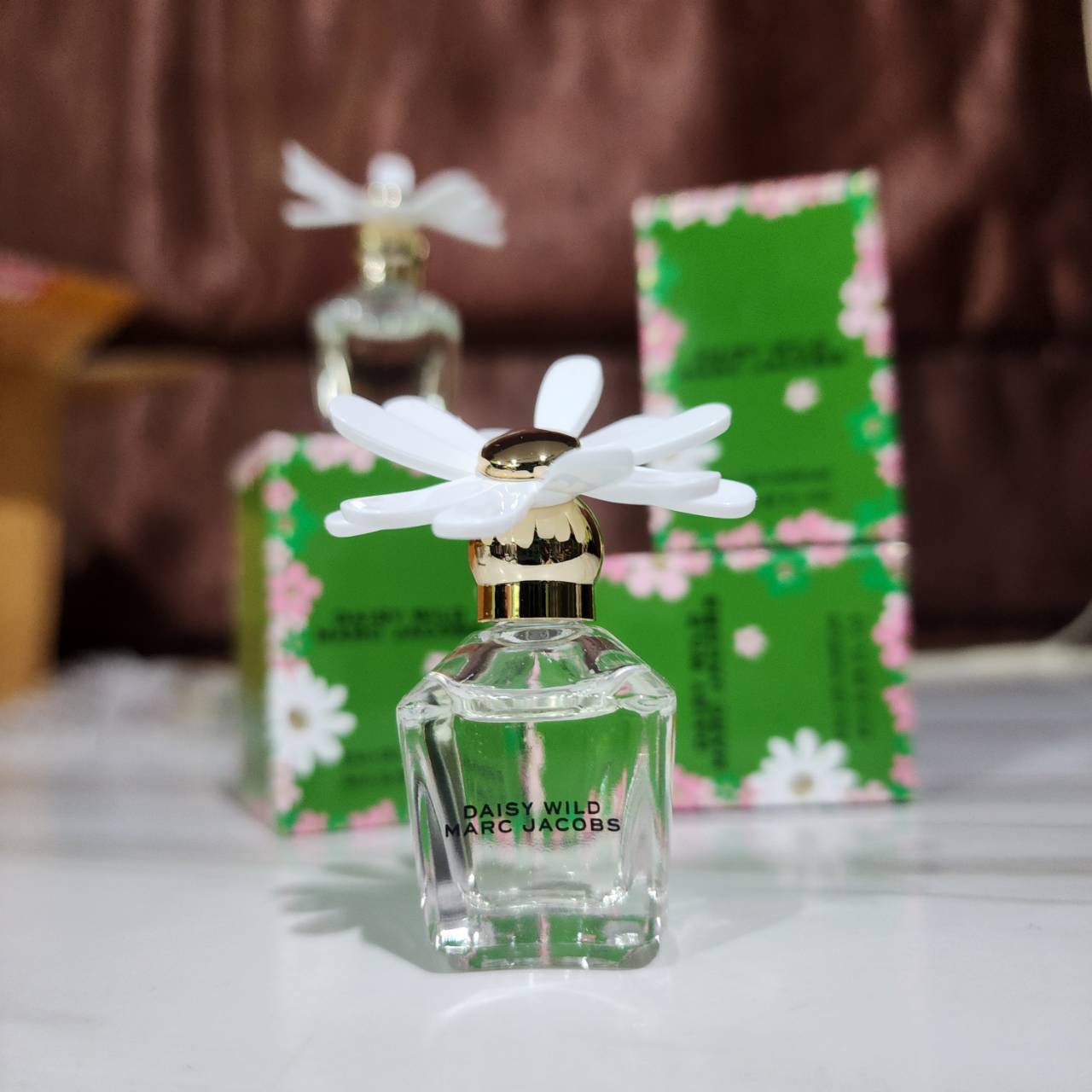 น้ำหอมจิ๋วมินิ Marc Jacobs Daisy Wild EDP 4ml แบบแต้มมีกล่อง ( Mini Perfume น้ำหอมขนาดพกพา) น้ำหอมจิ๋วมินิ ขวดน่ารัก ตั้งโชว์ก็สวย พกพาก็สะดวก หัวแต้มตามจุดชีพจร