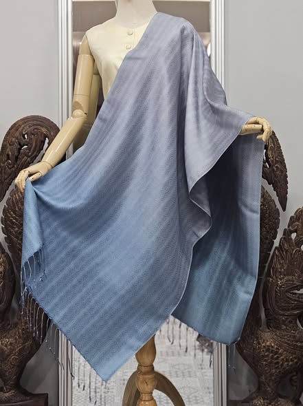 ผ้าคลุมไหล่ไหม ยกดอกลีลาวดี ไล่เฉดสี ขนาด 65x200ซม. สีเทา-สีเทอร์ควอยซ์ รหัส ZYE-TT-1023682