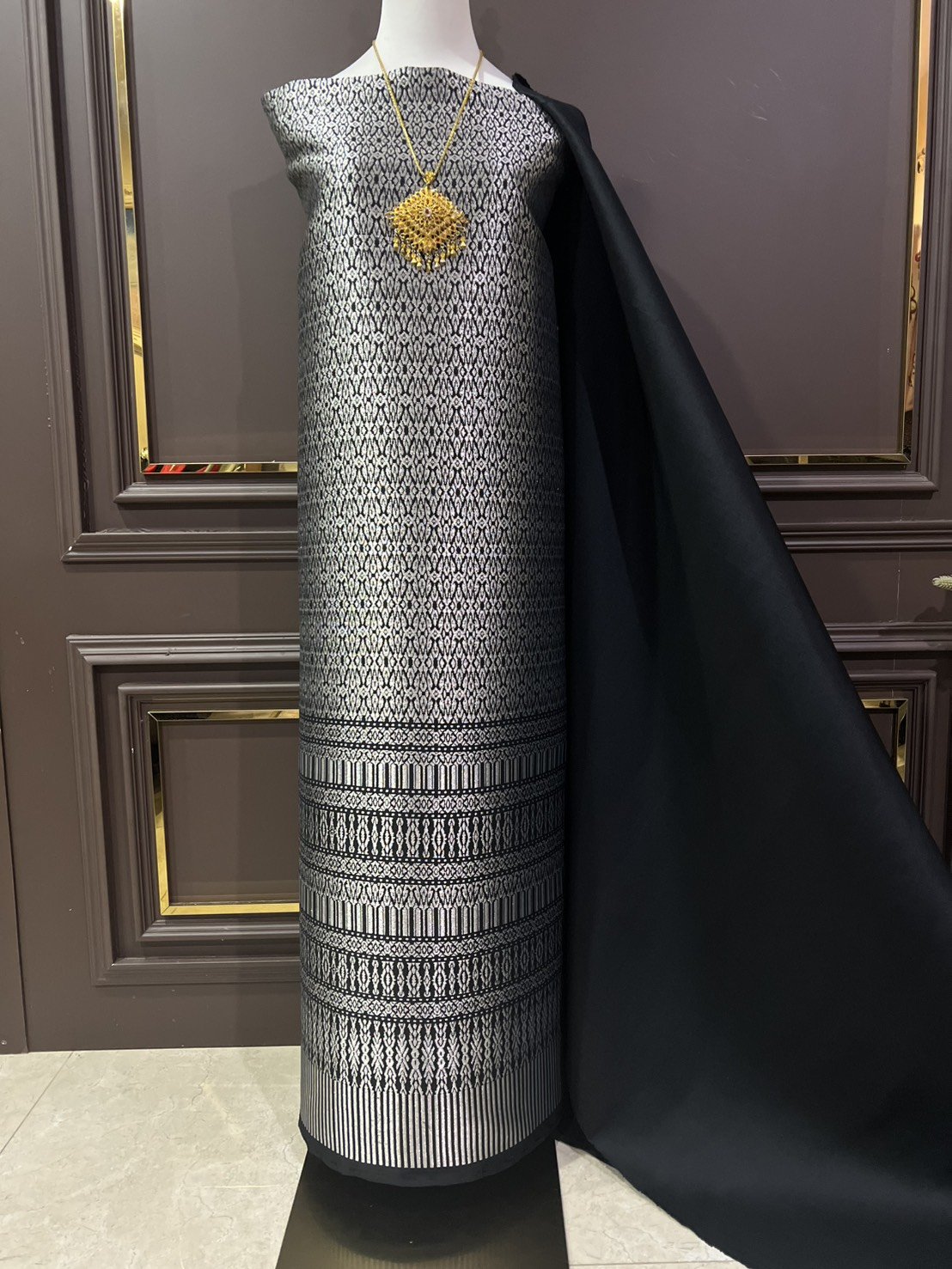 (ผ้าชุด)ผ้าไหมยกดอกลำพูน ขนาด 1.01x4.25เมตร ลายช่ออินทนิล พื้นสีดำ รหัส N90-29-R0031