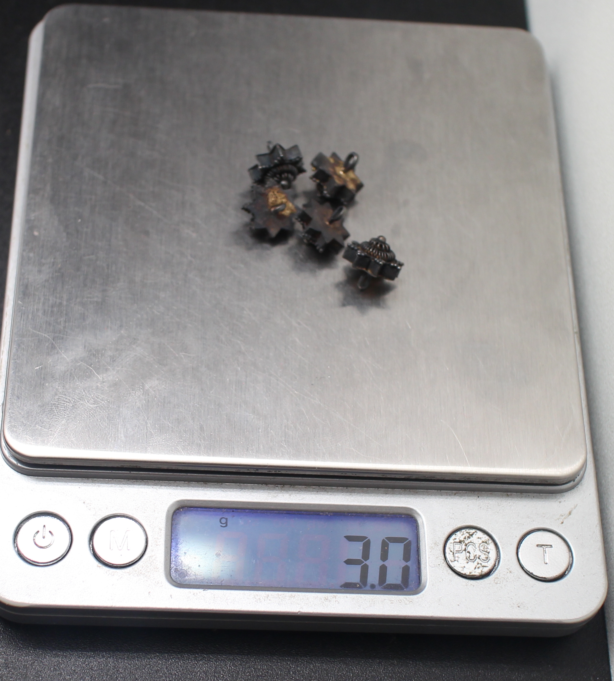 SI303 กระดุมเสื้อเงินดอกพิกุล 5 เม็ด งานเก่าเก็บ 50 ปี นน. 3 กรัม