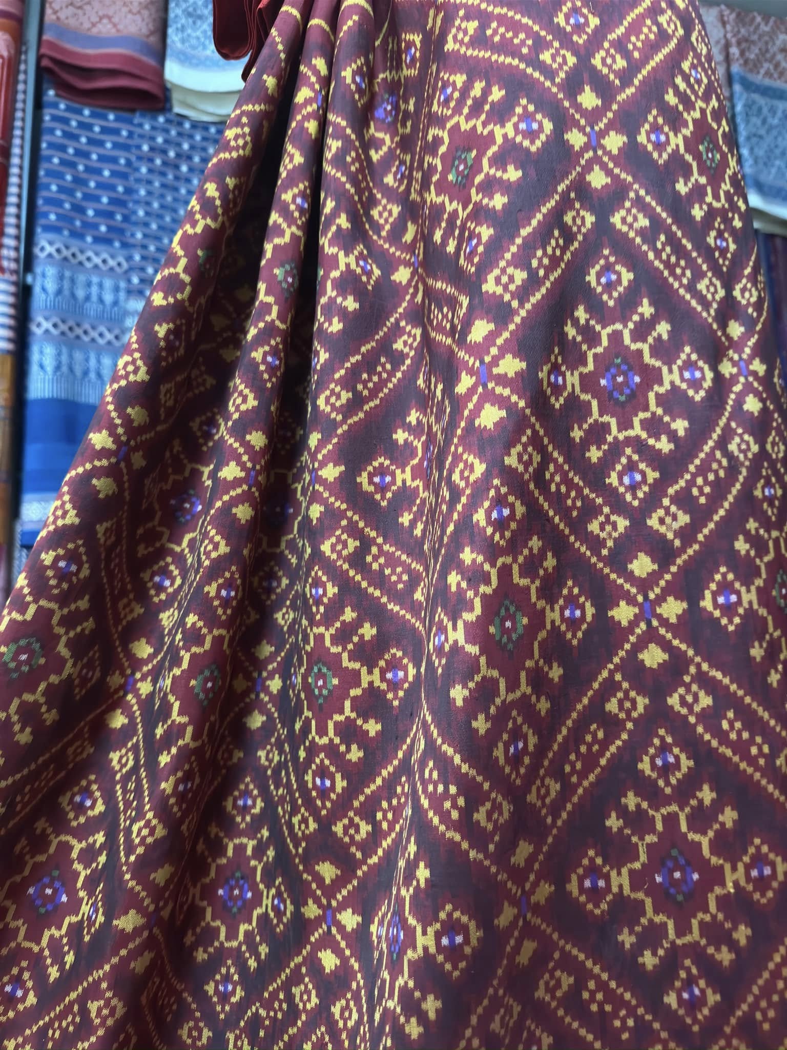 ซิ่น พระตะบอง ผ้าจามทอสามตะกอ ขนาด 115x170ซม พื้นสีแดง รหัส N9-SIL-AJ15
