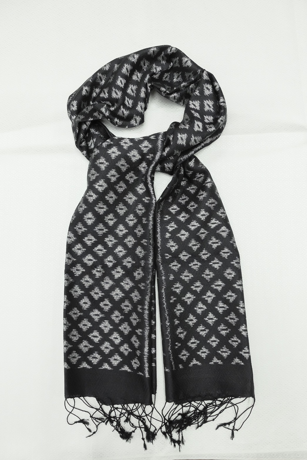 ผ้าคลุมไหล่ผ้าไหม มัดหมี่ ไหมแท้ มีชายครุย ขนาด 50x180ซม. สีดำ รหัส L4B-ST-287