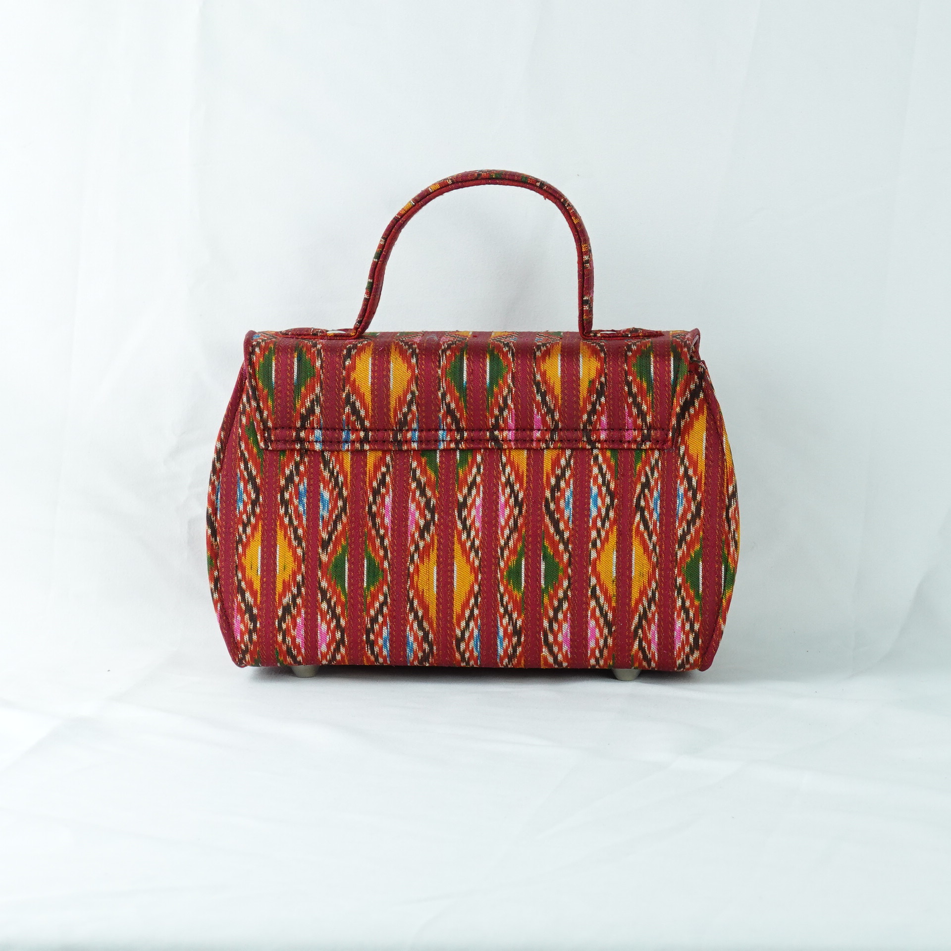 กระเป๋าถือผ้าไหม ขนาด 21x13x10ซม.ความสูงหูจับ 7ซม. สีแดง รหัส GLA-TT-060468147