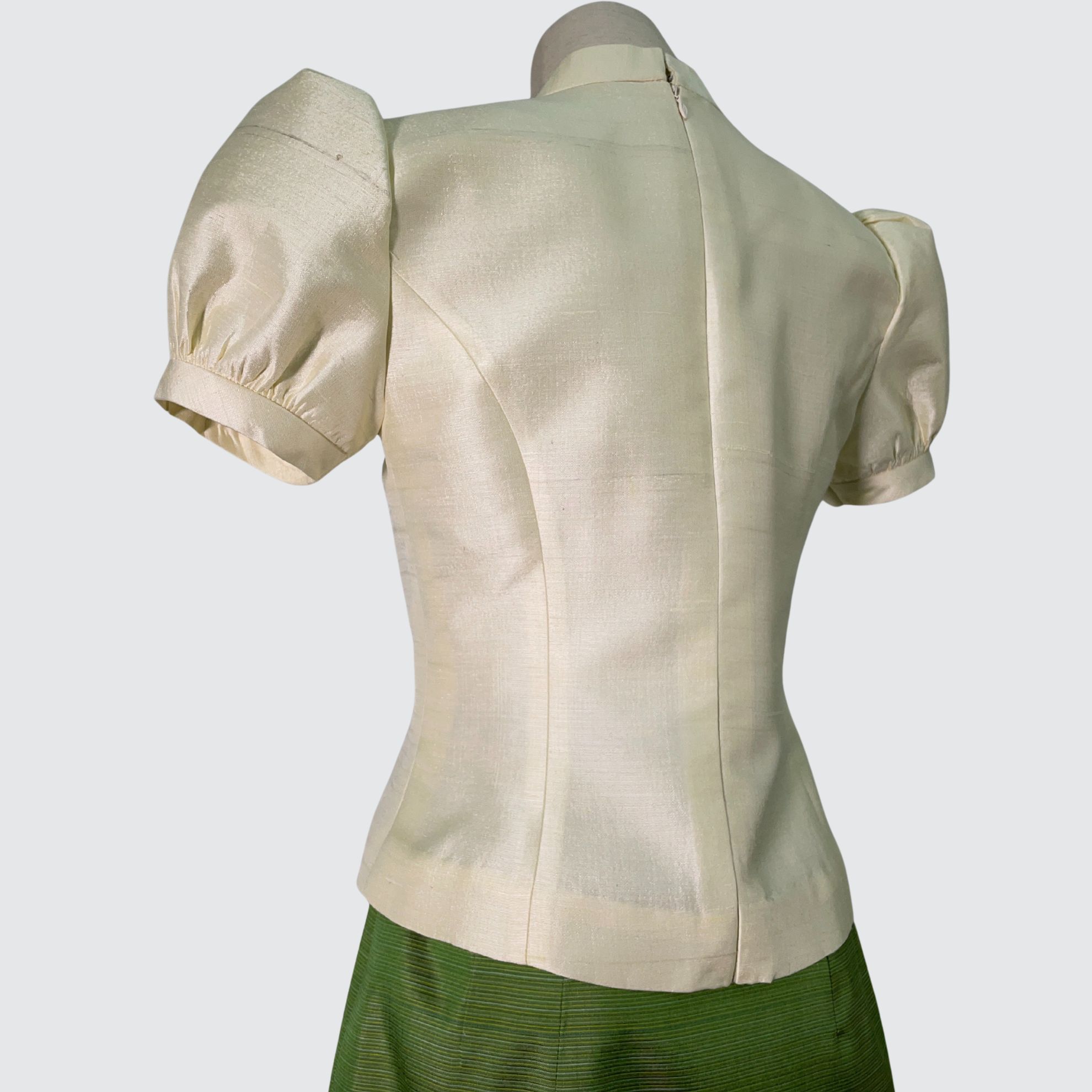 เสื้อเเขนสั้น ตัดเย็บจากผ้าไหมสีพื้น เนื้อหยาบ ไหมแท้ 100% | ตัดเย็บตามรูปร่าง | เลือกผ้า ส่งไซส์ได้