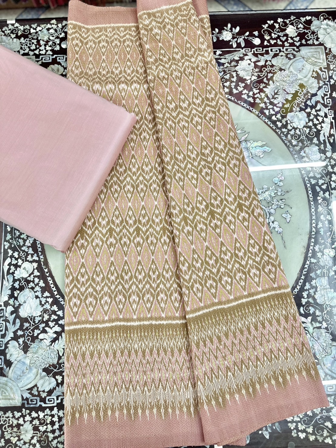 (ผ้าชุด)ผ้าไหมมัดหมี่ 6ตะกอ สีธรรมชาติ (ผ้าลาย 2เมตร+สีพื้น 2เมตร) สีชมพู รหัส L8A-ST-070768