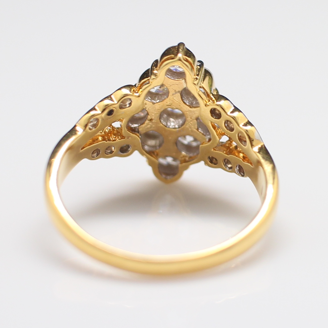 RG250082 แหวนเพชรกระจุก บ่าข้างเพชร เพชรแท้ 9 เม็ด .80 กะรัต และ 0.18 กะรัต ทองแท้ 90% นน.รวม 6.1 กรัม ขนาดแหวน 58.5 เพชรขาว ไฟดี