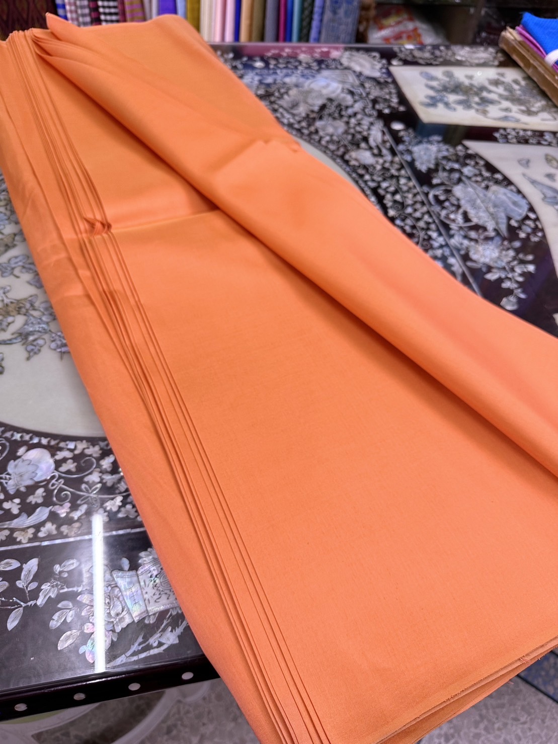 ผ้าไหมสีพื้น เนื้อเรียบ ไหมแท้ 2เส้น สีส้ม ขายตามความยาวหลา รหัส C-0623661