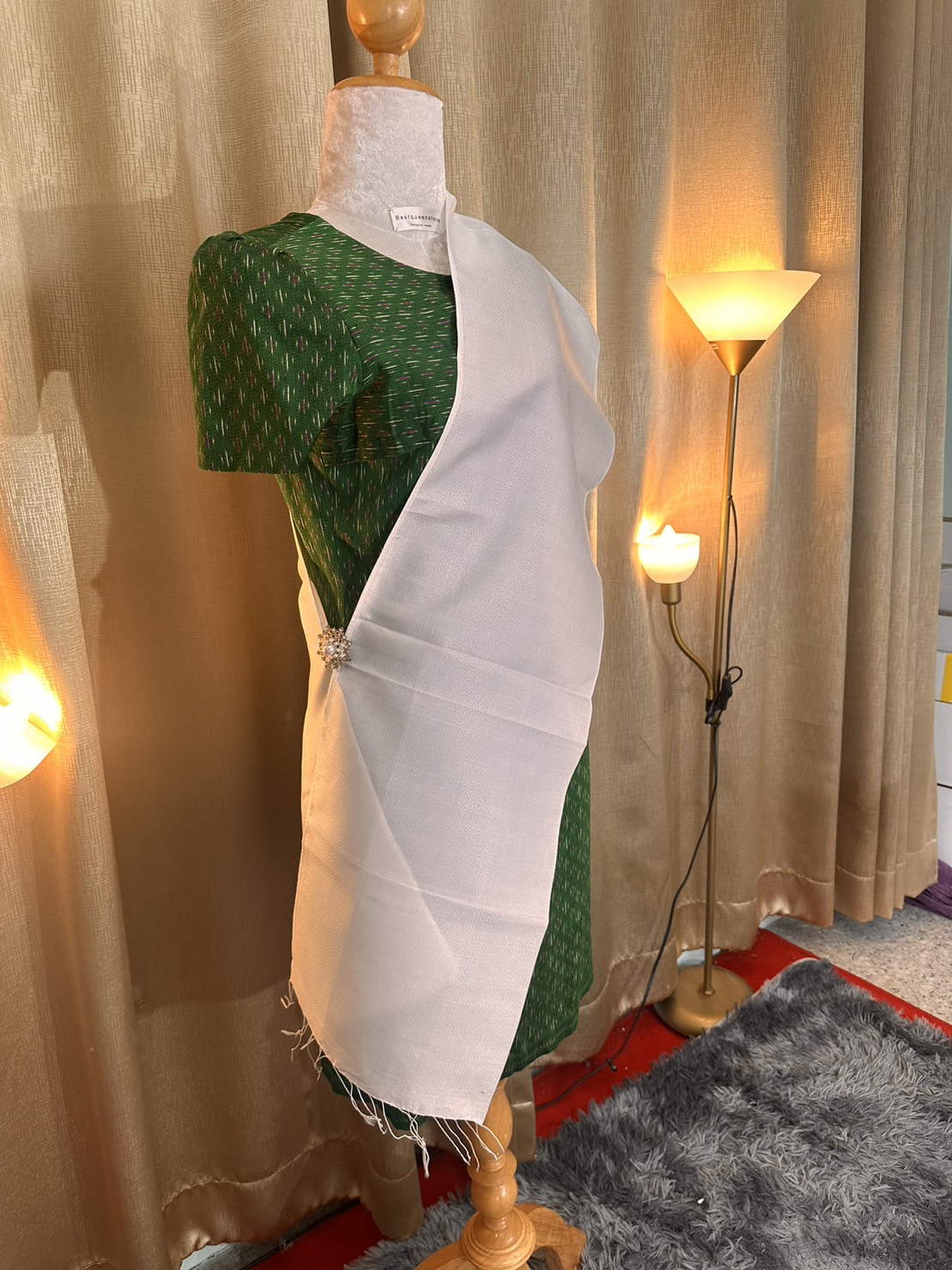 ผ้าพาดไหล่ ผ้าสไบนางรำ ยกดอก 6ตะกอ ขนาด 30x200ซม. พื้นสีขาว LW4A-JY1025661