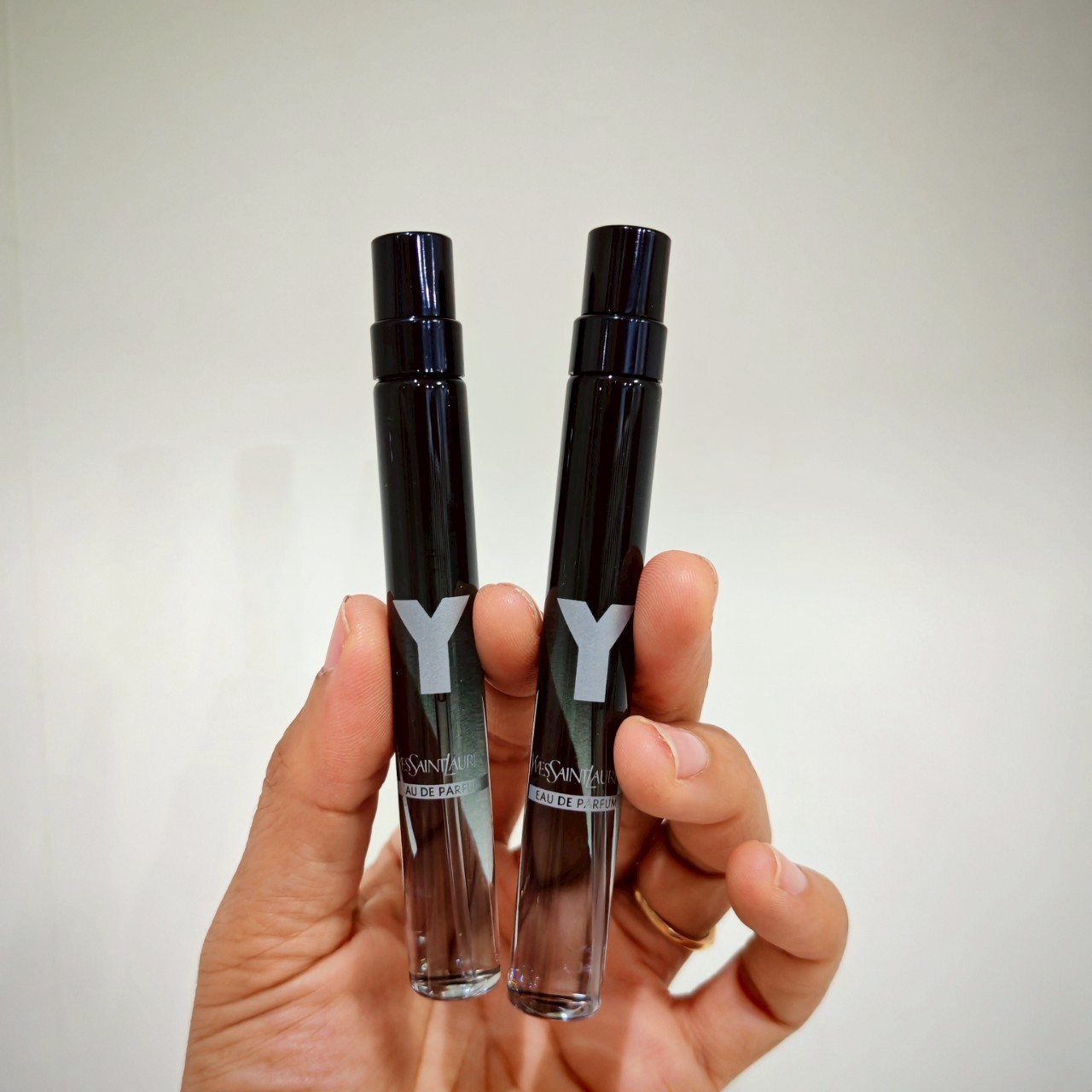 น้ำหอมจิ๋วมินิ YSL Y Y Eau De Parfum for men10ml แบบสเปรย์ ( Mini Perfume น้ำหอมขนาดพกพา) น้ำหอมจิ๋วมินิแบบทดลองแบบสเปรย์ พกพาก็สะดวกใช้ฉีดตามจุดชีพจร