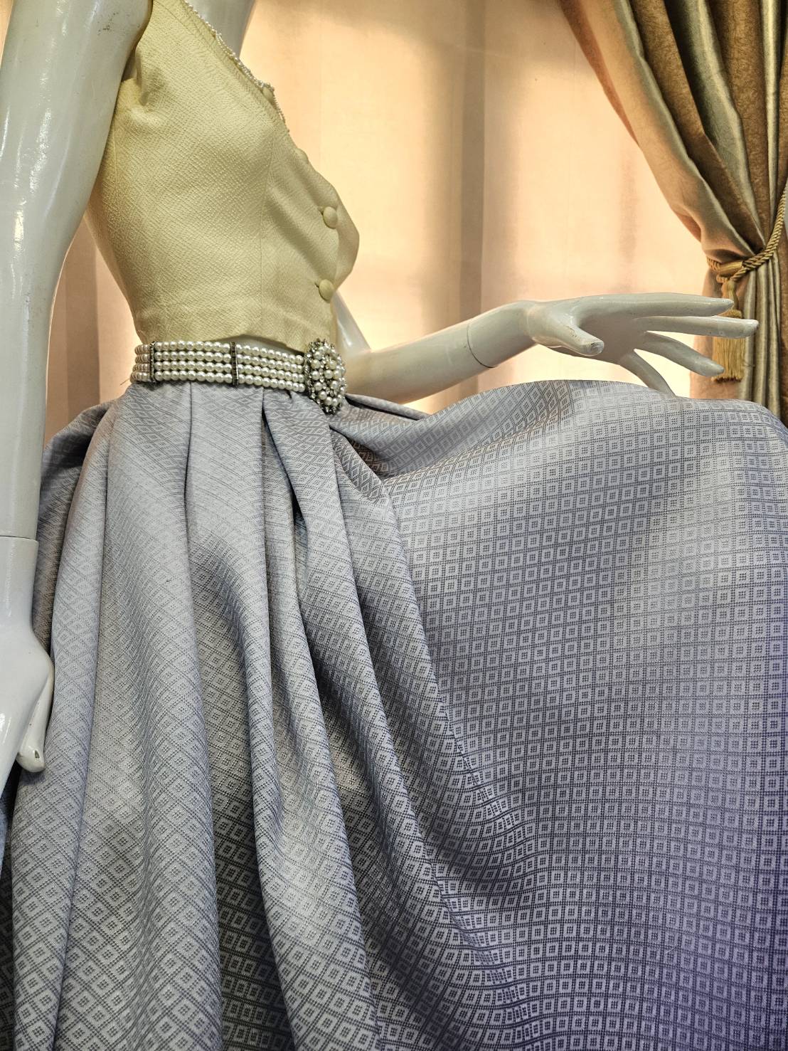 ผ้าไหมย้อมสไลด์สี ยกดอกลูกแก้ว ย้อมเชิงลายดอกไม้ เฉดสีเทา-สีน้ำเงิน เลือกขนาด รหัส BT-TT-1119672