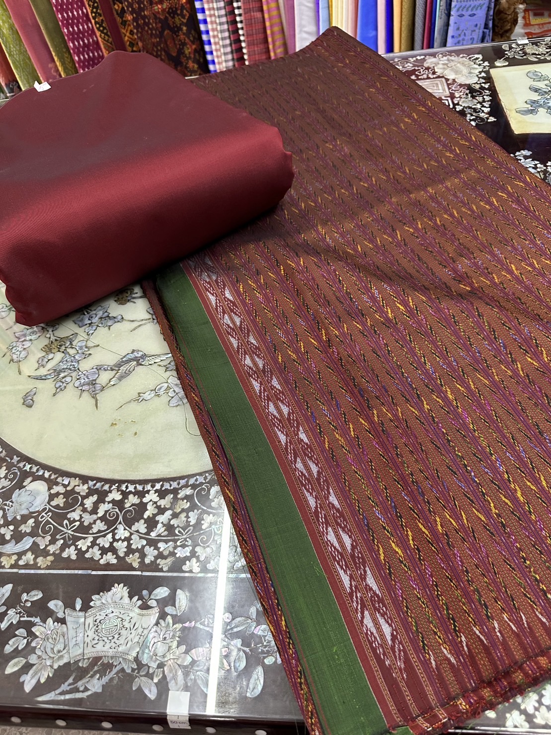 (ผ้าชุด)ไหมมัดหมี่ 3ตะกอ ไหมแท้ (ผ้าลาย 2เมตร+สีพื้น2เมตร) สีแดง รหัส M3-ST0524661