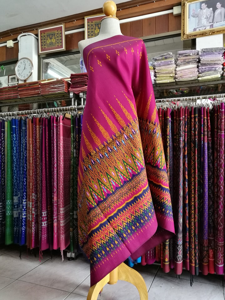 ซิ่น ผ้าไหมมัดหมี่ 3ตะกอ ขนาด 1x2เมตร ลายทางด่วน เชิงล่าง พื้นสีม่วงอมชมพู รหัส R2Q-NY07186615