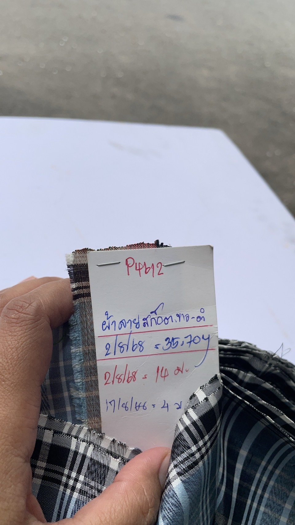 ผ้าไหมลายสก็อต เนื้อเรียบ สีขาวสลับดำ ตัดขายเป็นเมตร รหัส A8-76-P4612