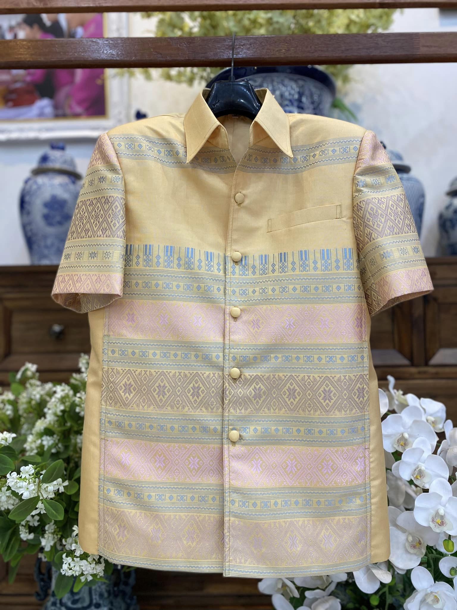 เสื้อสูทไหมแพรวา แขนสั้น พื้นสีเหลืองไข่ เลือกไซส์ รหัส DR-BM092966110011
