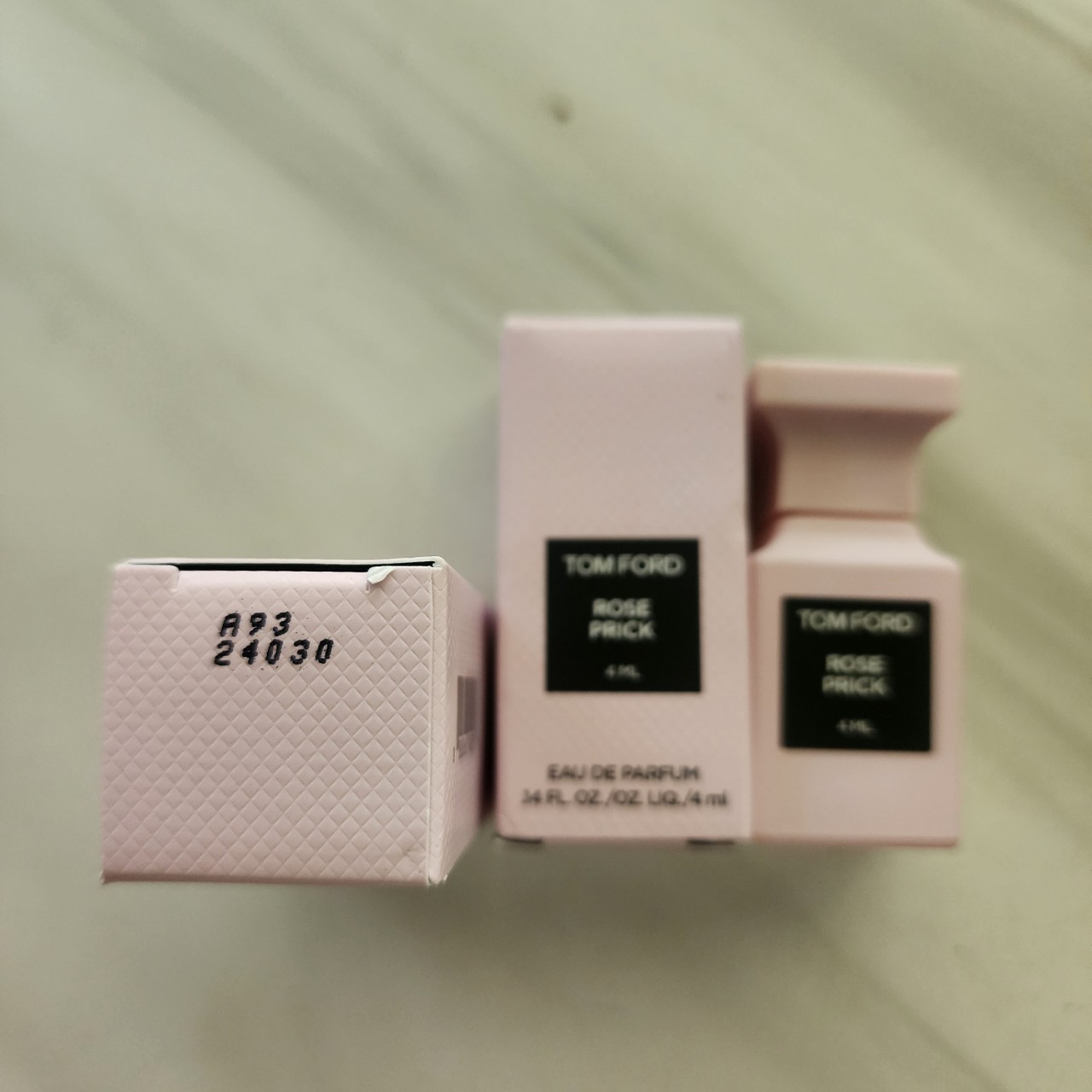 น้ำหอมจิ๋วมินิ Tom Ford Rose Prick EDP 4ml แบบแต้มมีกล่อง ( Mini Perfume น้ำหอมขนาดพกพา) น้ำหอมจิ๋วมินิ ขวดน่ารัก ตั้งโชว์ก็สวย พกพาก็สะดวก หัวแต้มตามจุดชีพจร
