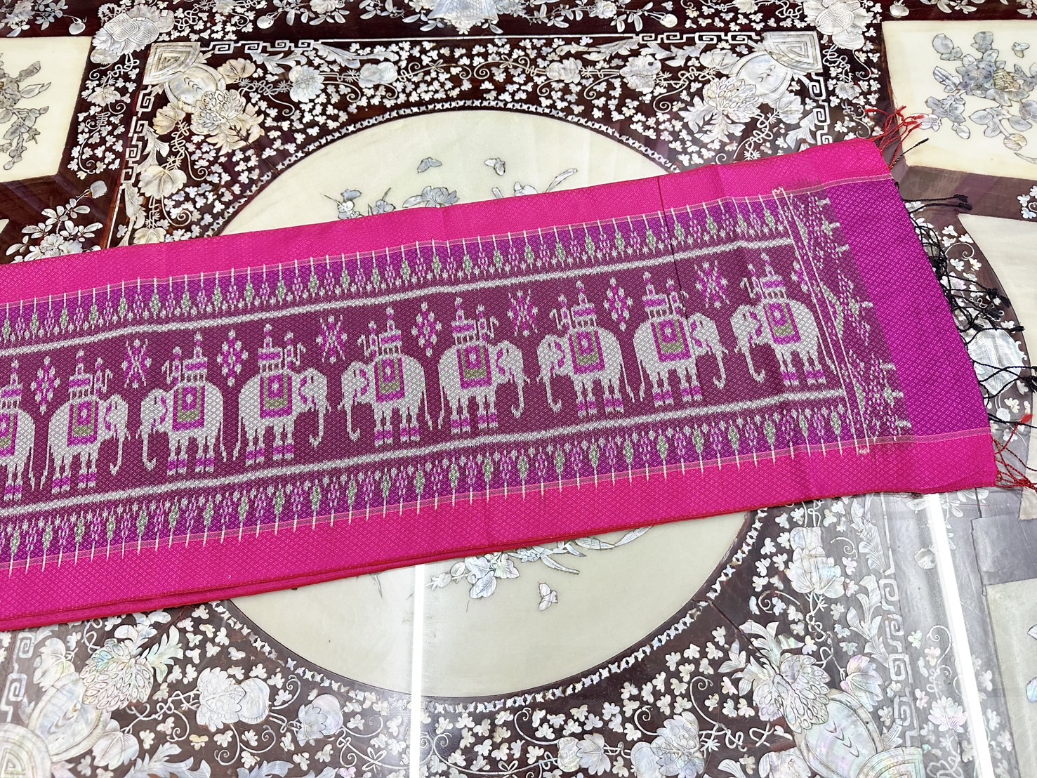 ผ้าพันคอไหม สไบลูกแก้วมัดหมี่ ไหมแท้ ขนาด 35x200cm ลายช้าง สีชมพู รหัส L4E-ST-1030671