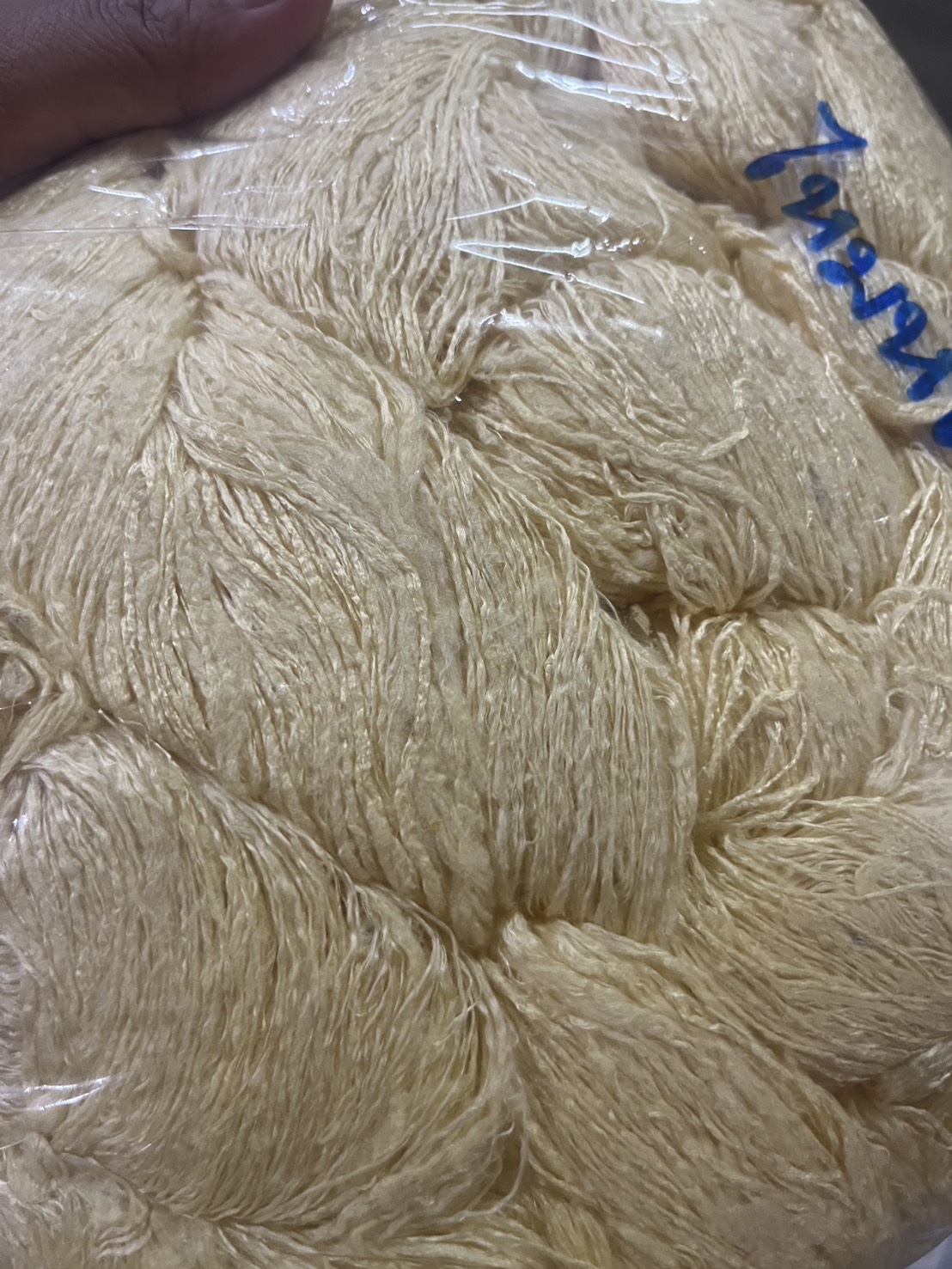 เส้นไหมหัว (จากไหมดิบน้ำหนัก 1 กิโลกรัม) ฟอกกาวแล้ว สีครีมเหลือง