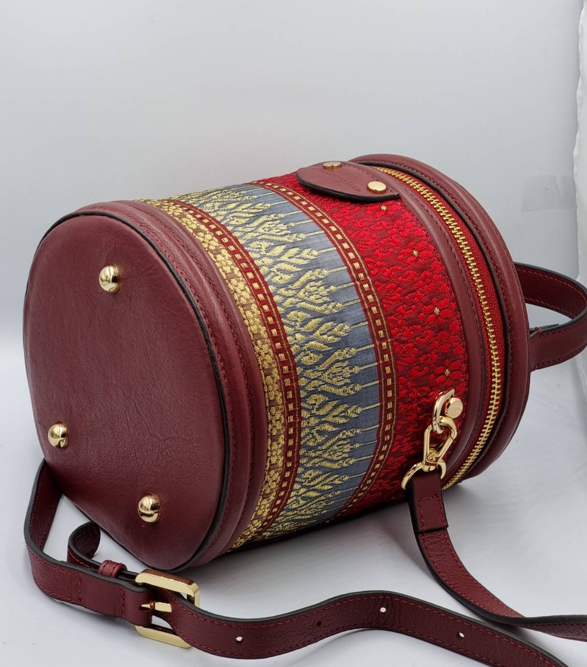 กระเป๋าถือ ผ้าไหมยกดอกลำพูน ขนาด ขนาด 6×7×6นิ้ว สีแดงเลือดหมู รหัส GLA-29-B003