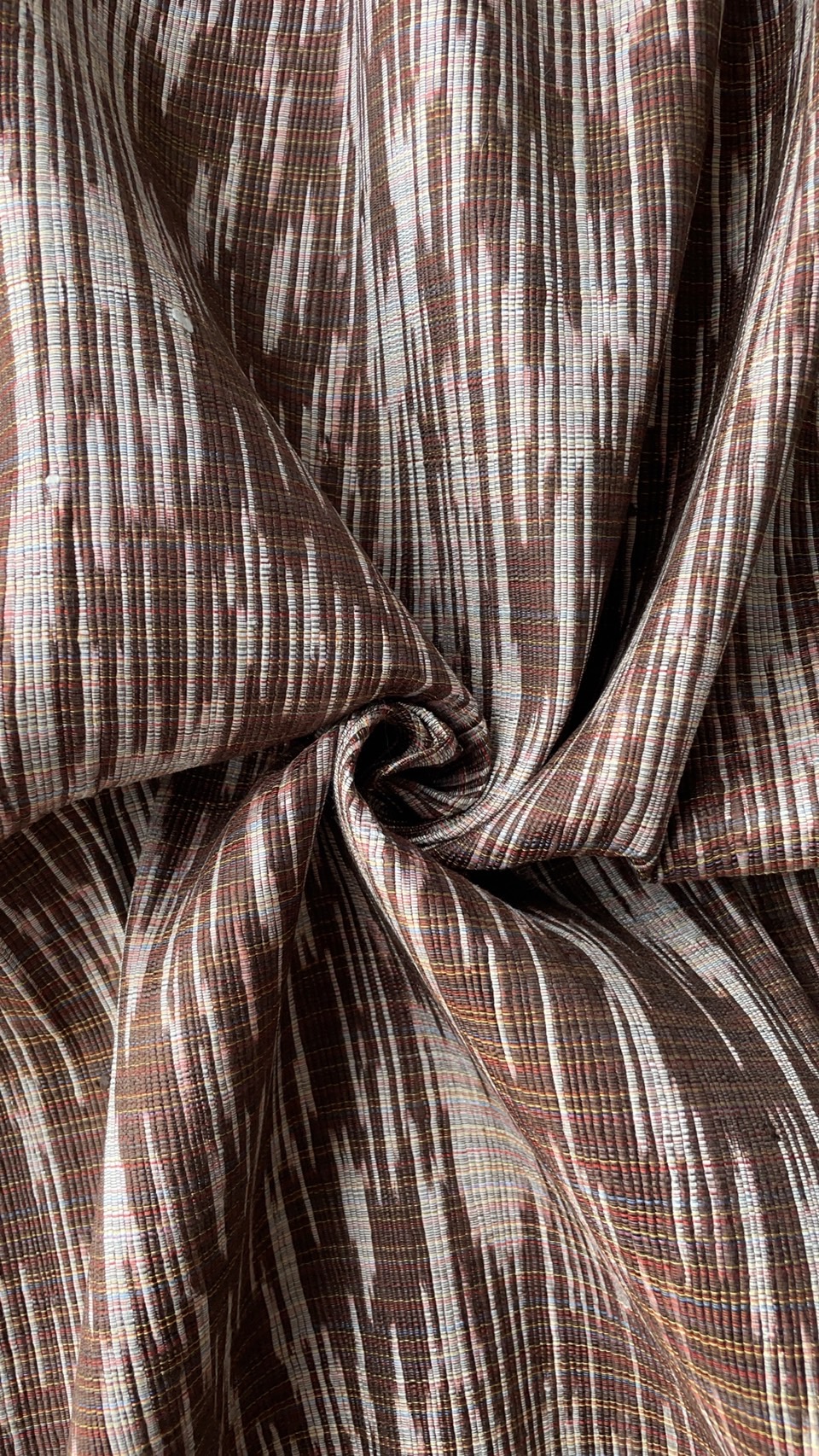 ผ้าไหมลายพิเศษ มัดหมี่เนื้อหนา ไหมแท้ ลายพร่างพรม สีน้ำตาลเข้มสลับสีขาว ตัดขายเป็นเมตร รหัส MMFZ-NY-SKU-44319