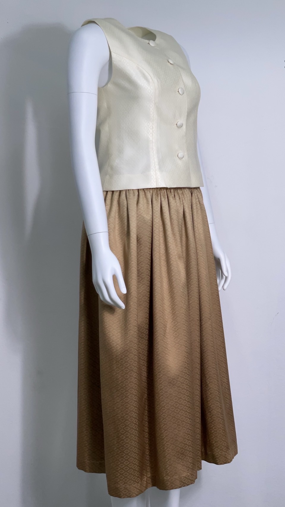 เสื้อแขนกุดยกดอกสีครีม+กระโปรงจับจีบพลีสเนื้อยกดอก | ตัดเย็บตามรูปร่าง | เลือกผ้า ส่งไซส์ได้