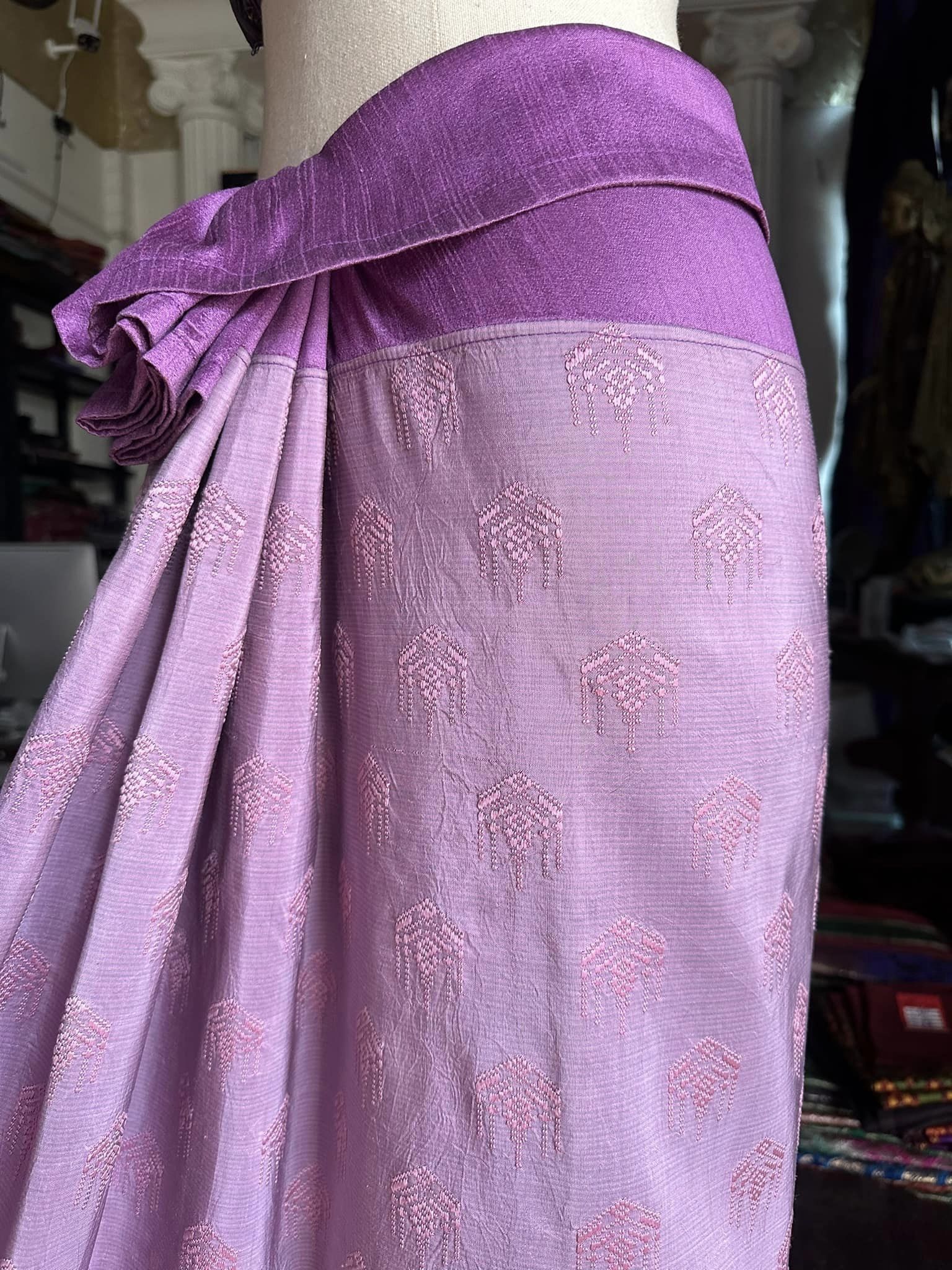 ซิ่น ผ้าซิ่นอัญญานาง ไหมบ้านทอมือ สีธรรมชาติ ขนาด 118x180ซม ลายบัวสวรรค์ พื้นสีม่วง รหัส N9-SIL0530662