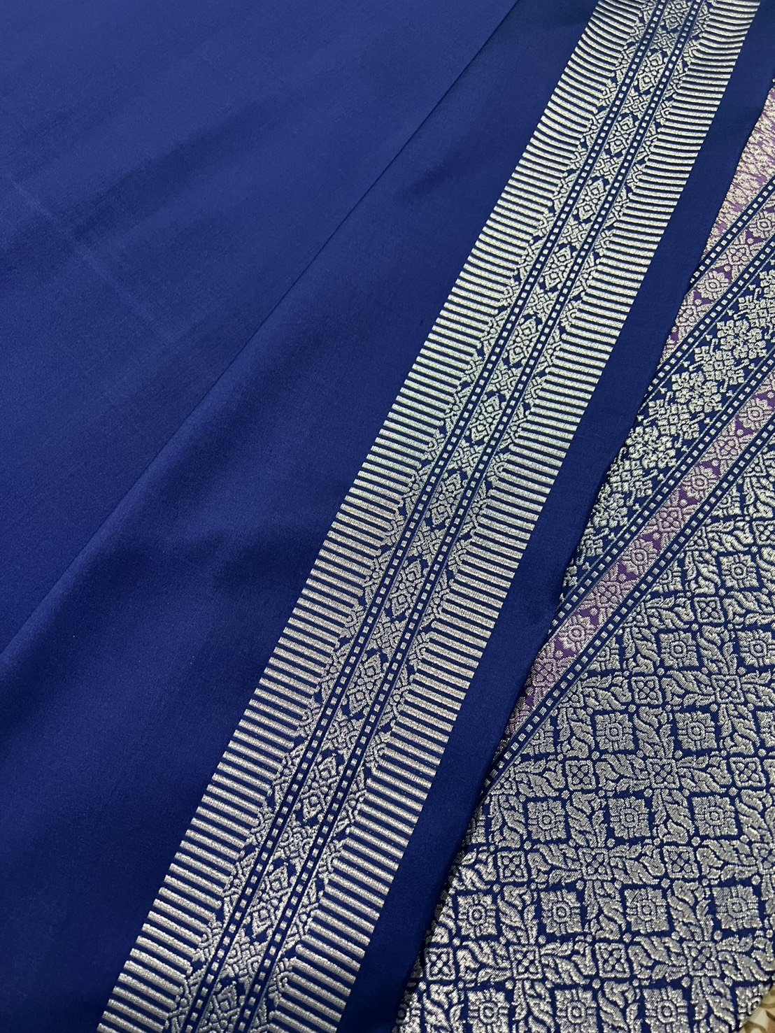 (ผ้าชุด)ผ้าไหมยกดอกลำพูน ยกดอกดิ้นเงิน ขนาด 1.03x4.43เมตร ลายแก้วดารา พื้นสีน้ำเงิน รหัส N90-29-TR0535