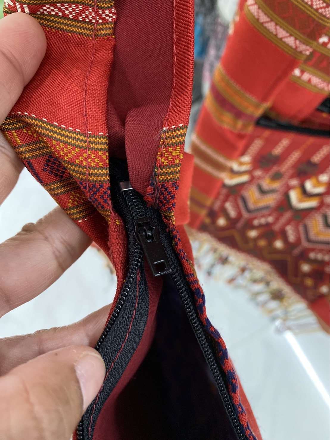 ย่าม ไหมแพรวา ขนาด 9x10นิ้ว คละลาย พื้นสีแดง รหัส GLC-BM08046614194