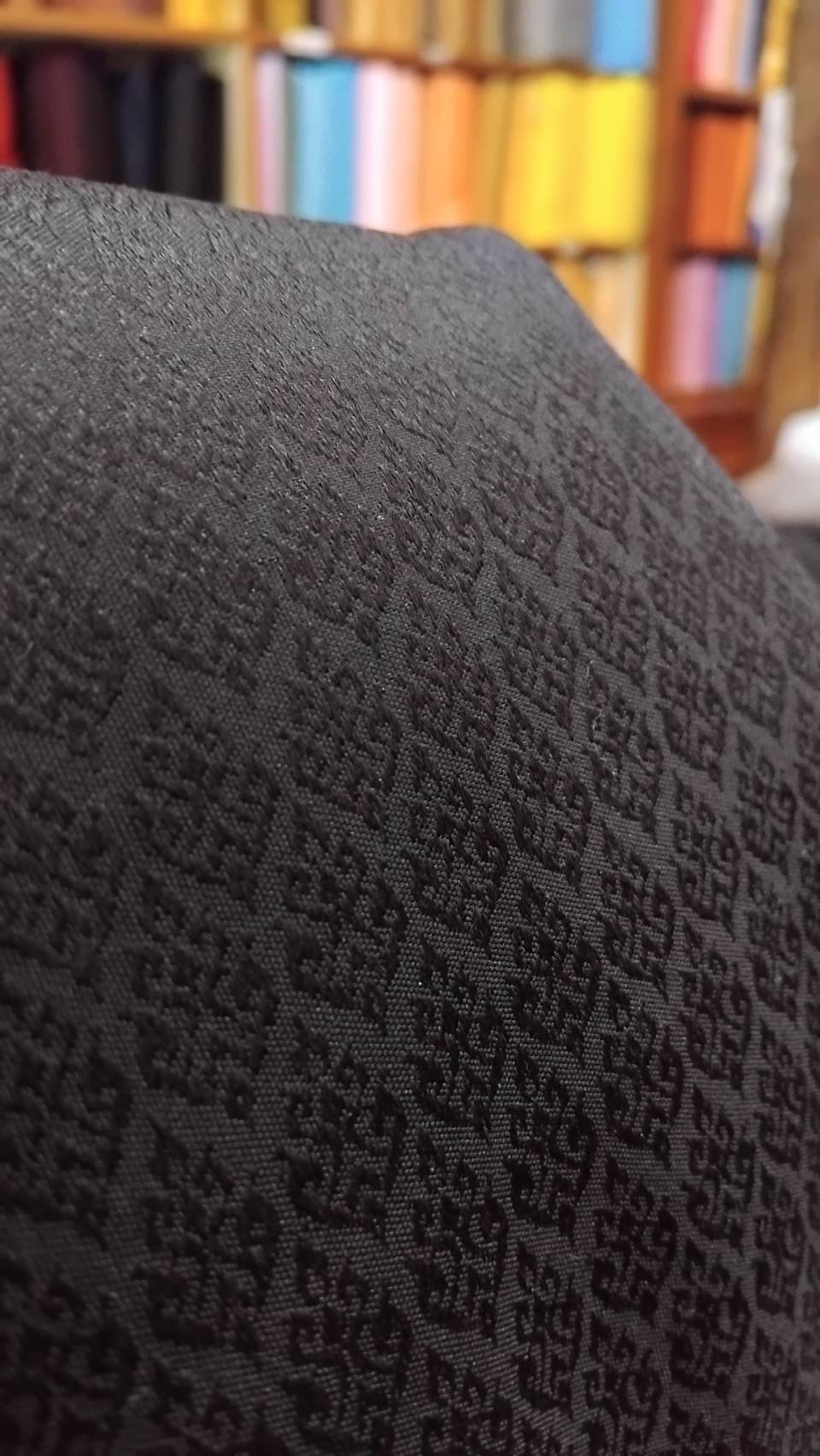 ซิ่น ผ้าไหมยกสุรินทร์ ขนาด 1x2เมตร สีดำสนิท รหัส N11-NY-1127681