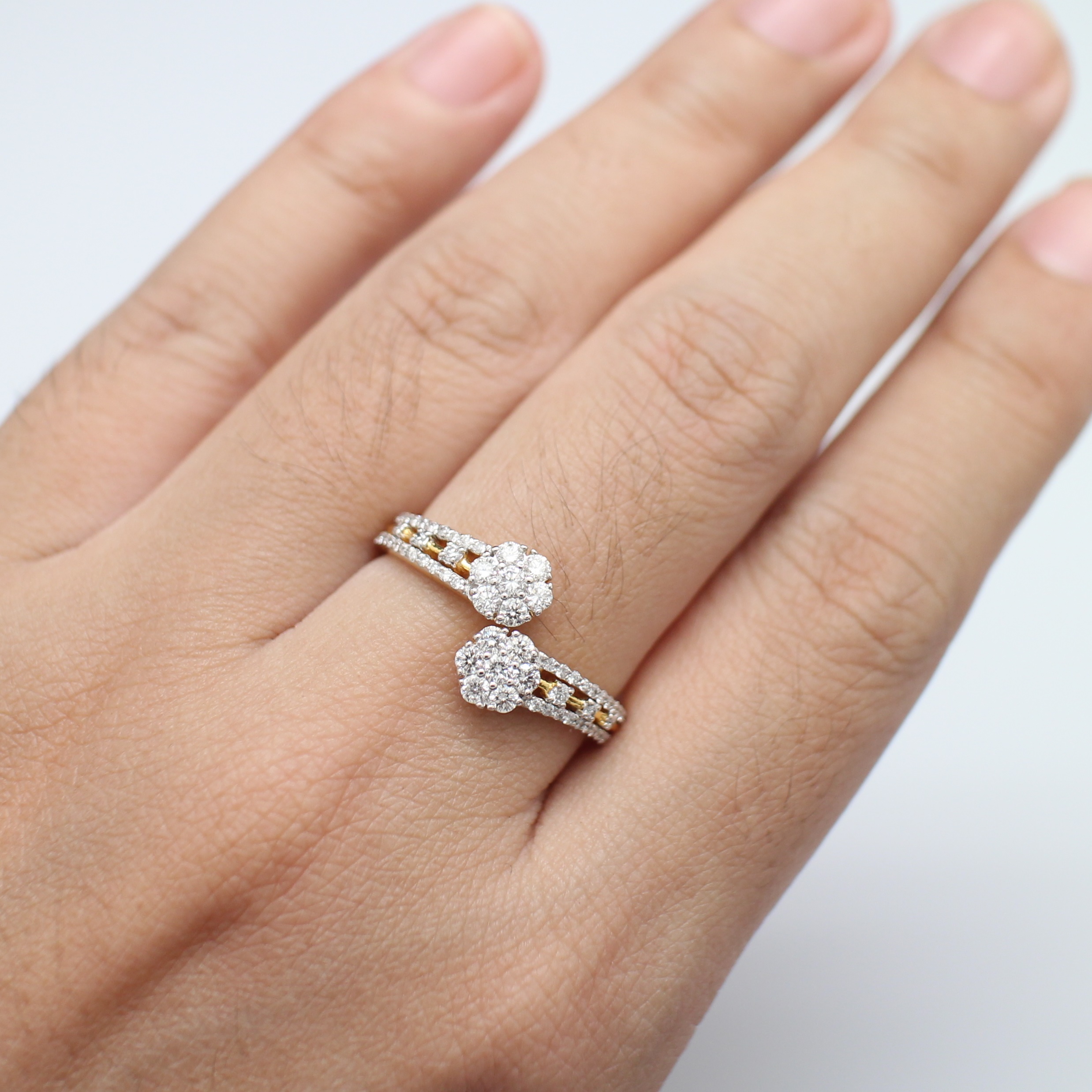 RG250123 แหวนเพชรกระจุกดอกไม้ไขว้ เพชรรวม 0.72 กะรัต ทองแท้ 18k นน.รวม 3.5 กรัม ขนาดแหวน 58