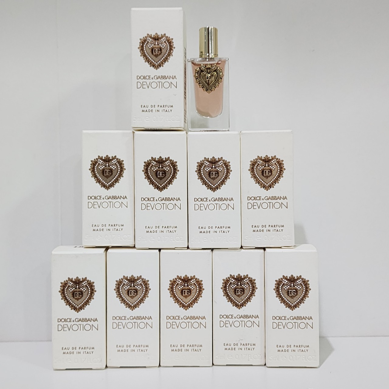 น้ำหอมจิ๋วมินิ Dolce & Gabbana Devotion EDP 5ml แบบแต้มมีกล่อง ( Mini Perfume น้ำหอมขนาดพกพา) น้ำหอมจิ๋วมินิ ขวดน่ารัก ตั้งโชว์ก็สวย พกพาก็สะดวก หัวแต้มตามจุดชีพจร